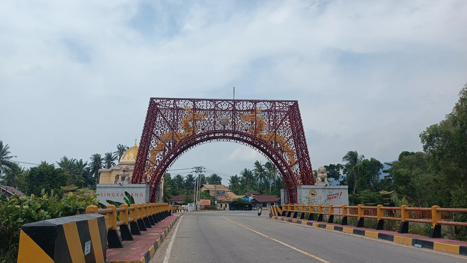 Jalan dan jembatan di bawah Gerbang Tama Ka’ Lawakng di Singkawang.